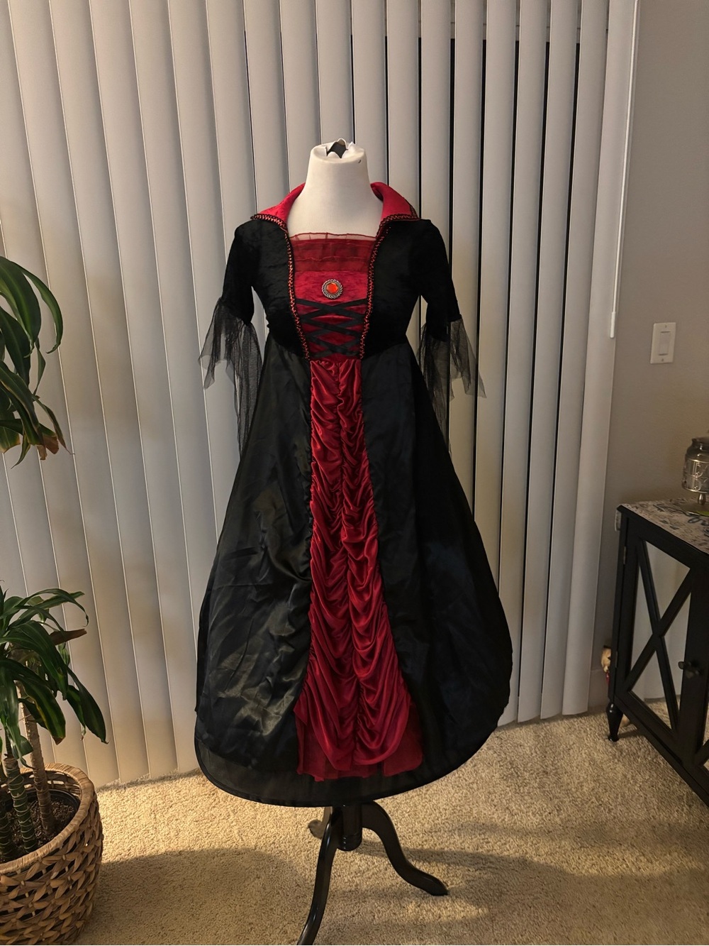 Spirit Black and Red Gothic Vampire Dress Costume size M.